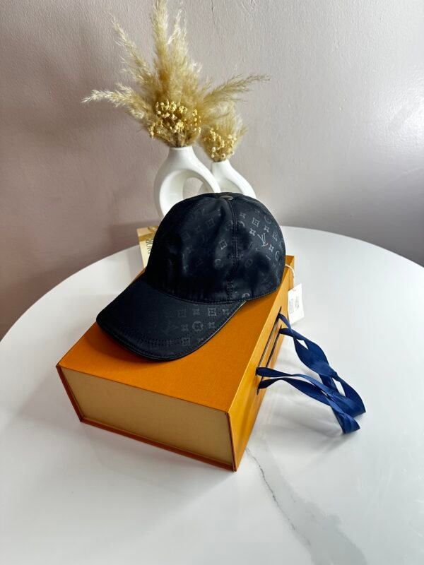 IMG_7600 Casquette LV Noir Avec le Packaging